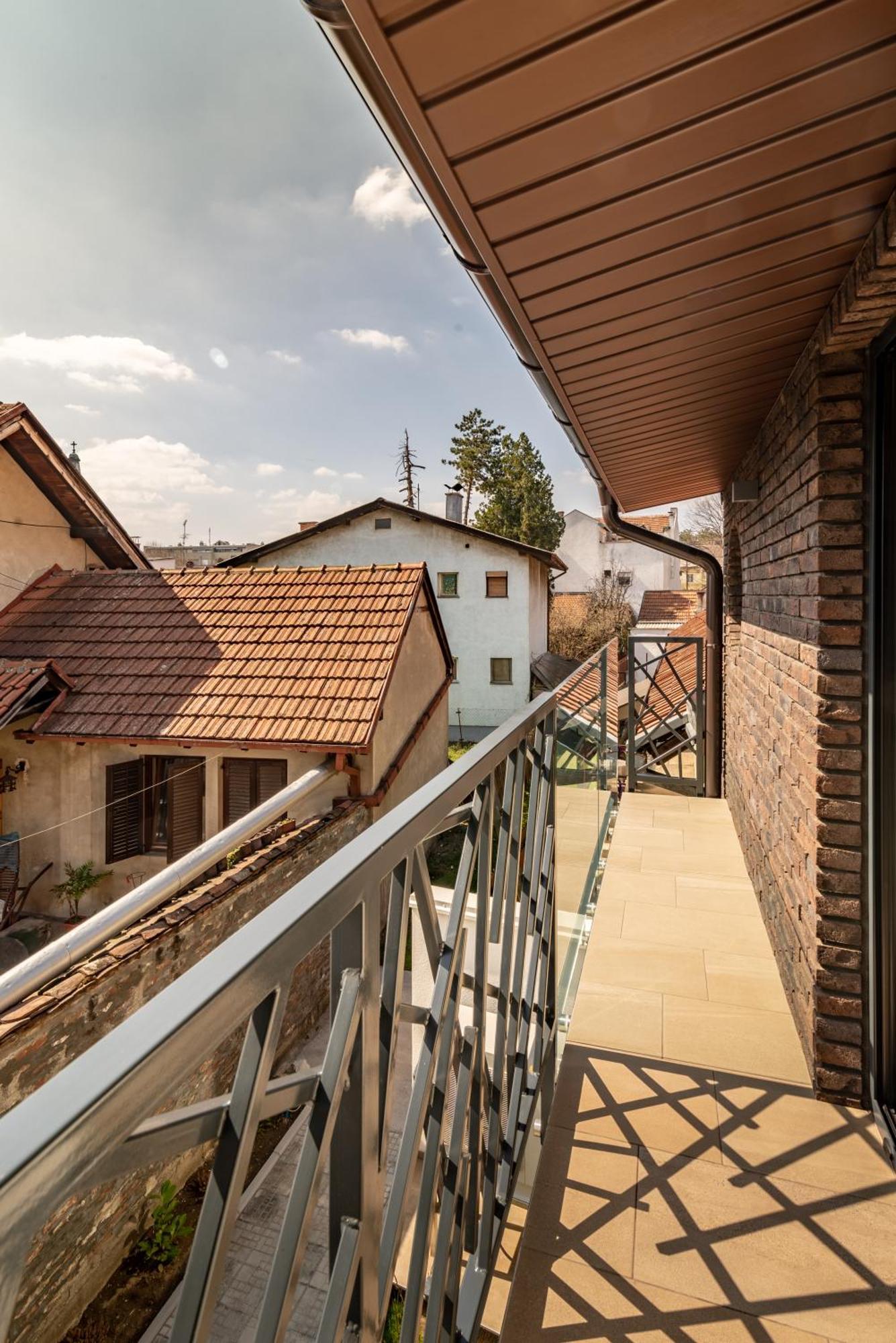 Central Point Valjevo Exteriör bild